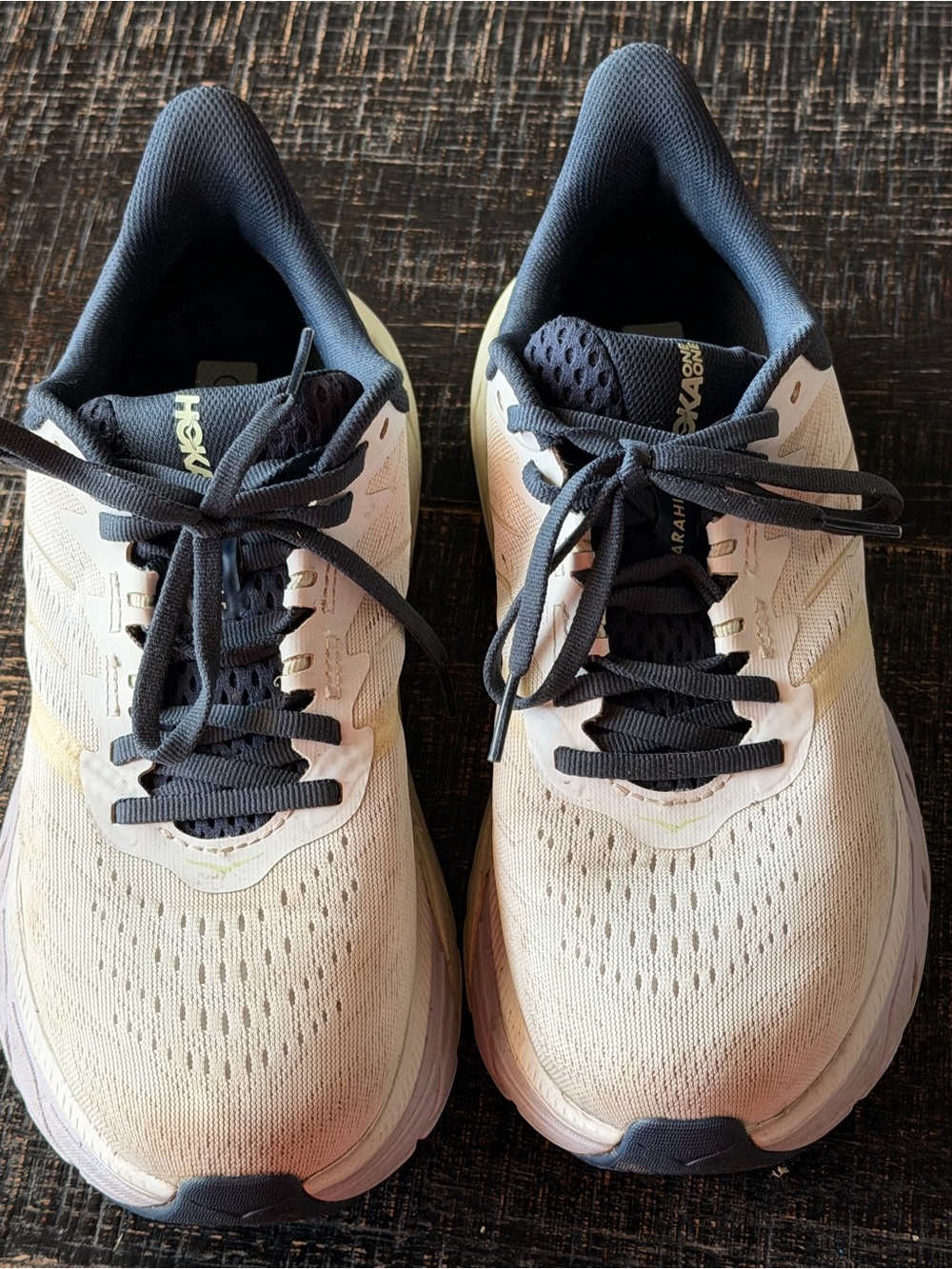Hoka Arahi 5 Women Running Shoes in Cream/navy/lavender